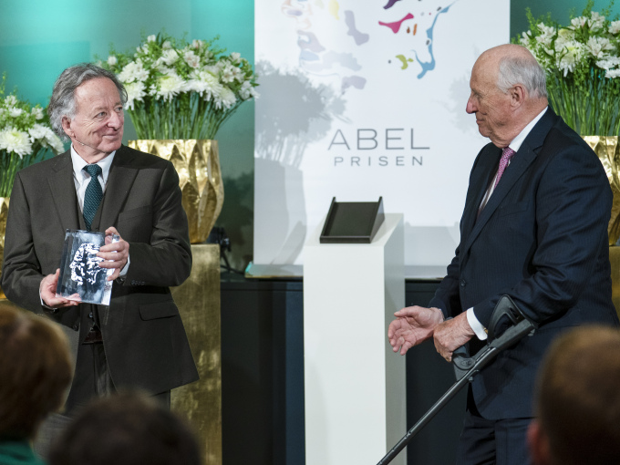 Kong Harald deler ut Abelprisen til den amerikanske matematikeren Dennis P. Sullivan. Foto: Håkon Mosvold Larsen / NTB